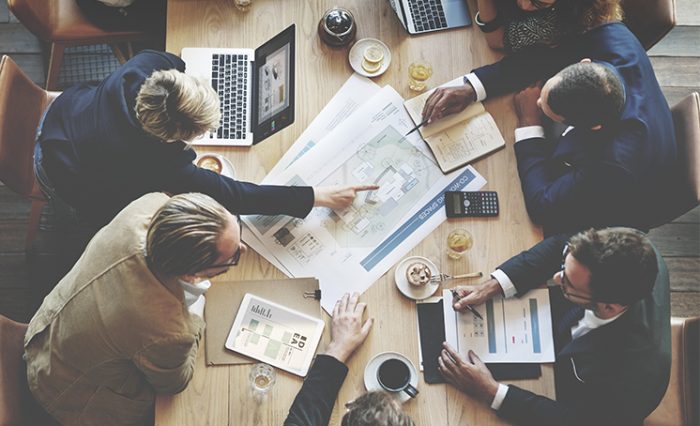 Cercetători aflați la o dezbatere