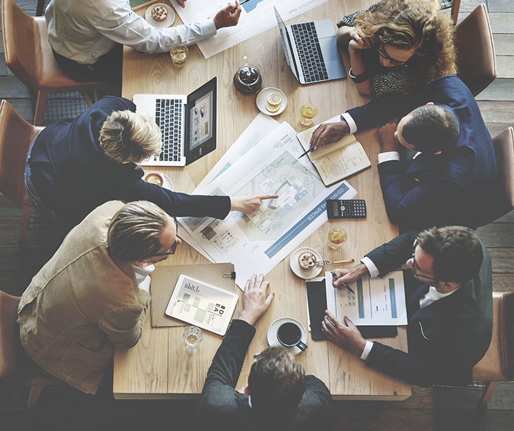 Cercetători aflați la o dezbatere