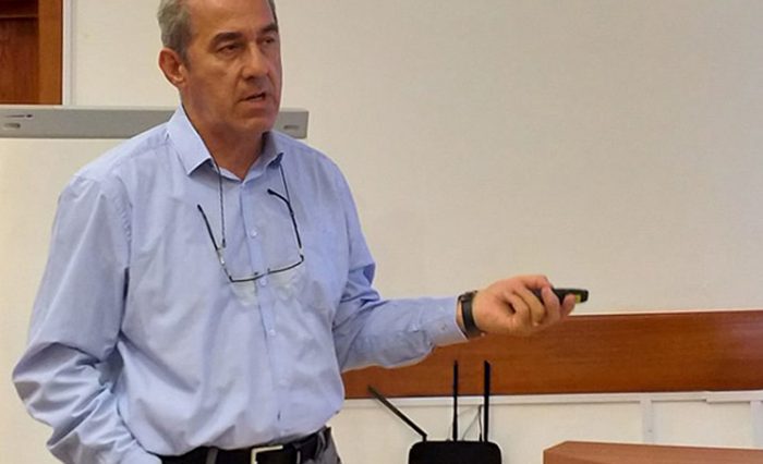 Prof. univ. dr. Marian Popescu ținând o conferință la CAFRIA