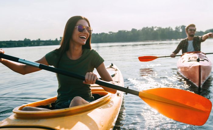 persoane practicând caiac-canoe
