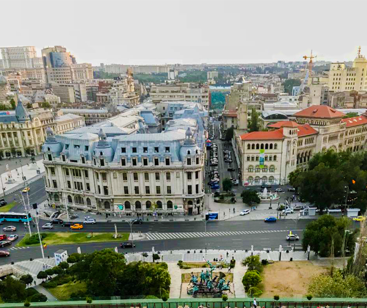 imagine cu palatul universității din bucurești fotografiat din teatrul național