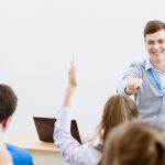cadru didactic în fața clasei de curs