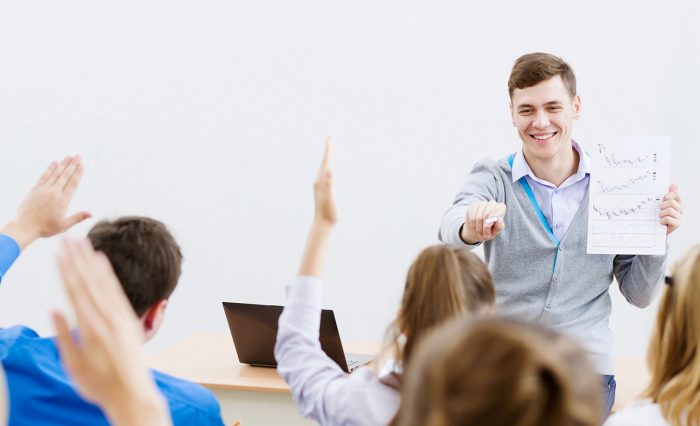 cadru didactic în fața clasei de curs