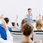 cadru didactic în fața clasei de curs