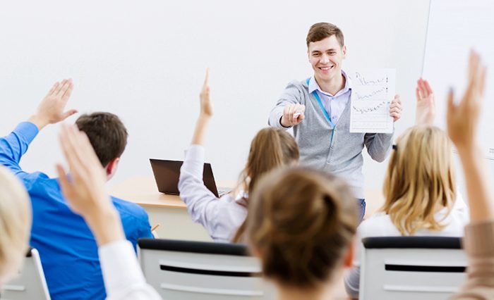 cadru didactic în fața clasei de curs