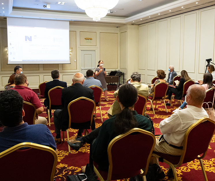 participanți în sală de conferințe, universitatea din bucurești