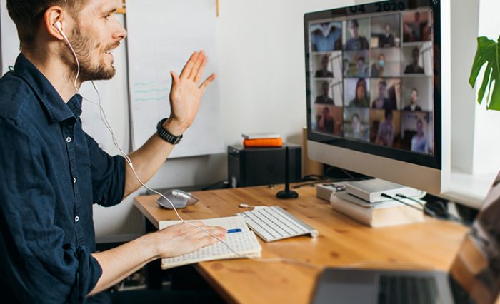 băiat în fața unui calculator, videoconferință