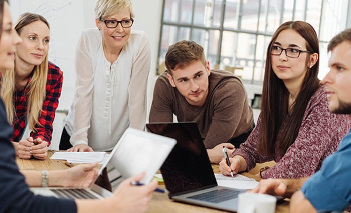 Poză cu oameni într-un birou- Link spre Platforma de studii de gen