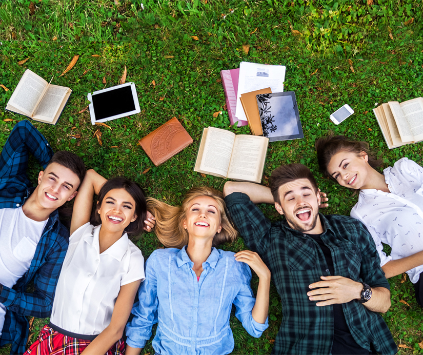 Poză cu studenți- Link către seria de module pentru studenți