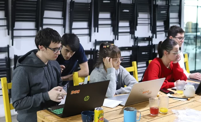 Hackathon castigatori crop (1)